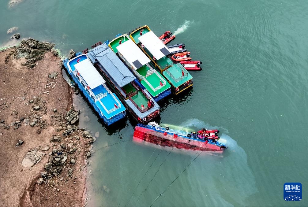 5月5日，救援人員在對傾覆船只進行搜救（無人機照片）。新華社記者 劉續(xù) 攝
