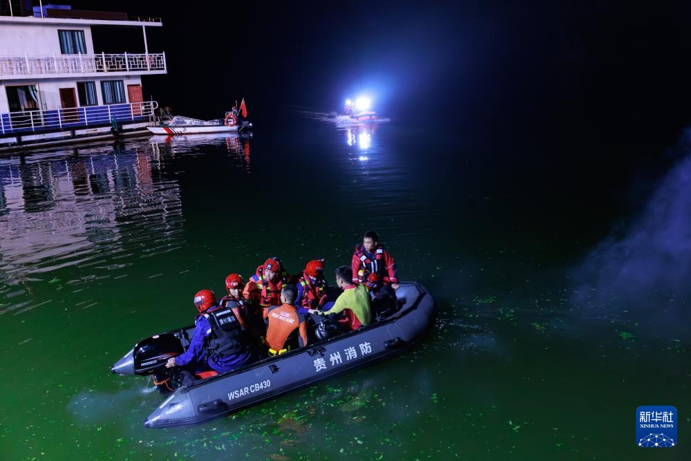 5月5日，救援人員在進行搜救。新華社記者 劉續(xù) 攝