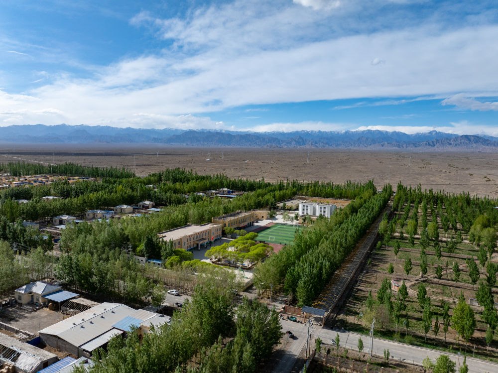 這是4月23日在新疆克州阿圖什市哈拉峻鄉(xiāng)拍攝的謝依特小學(xué)（無人機照片）。