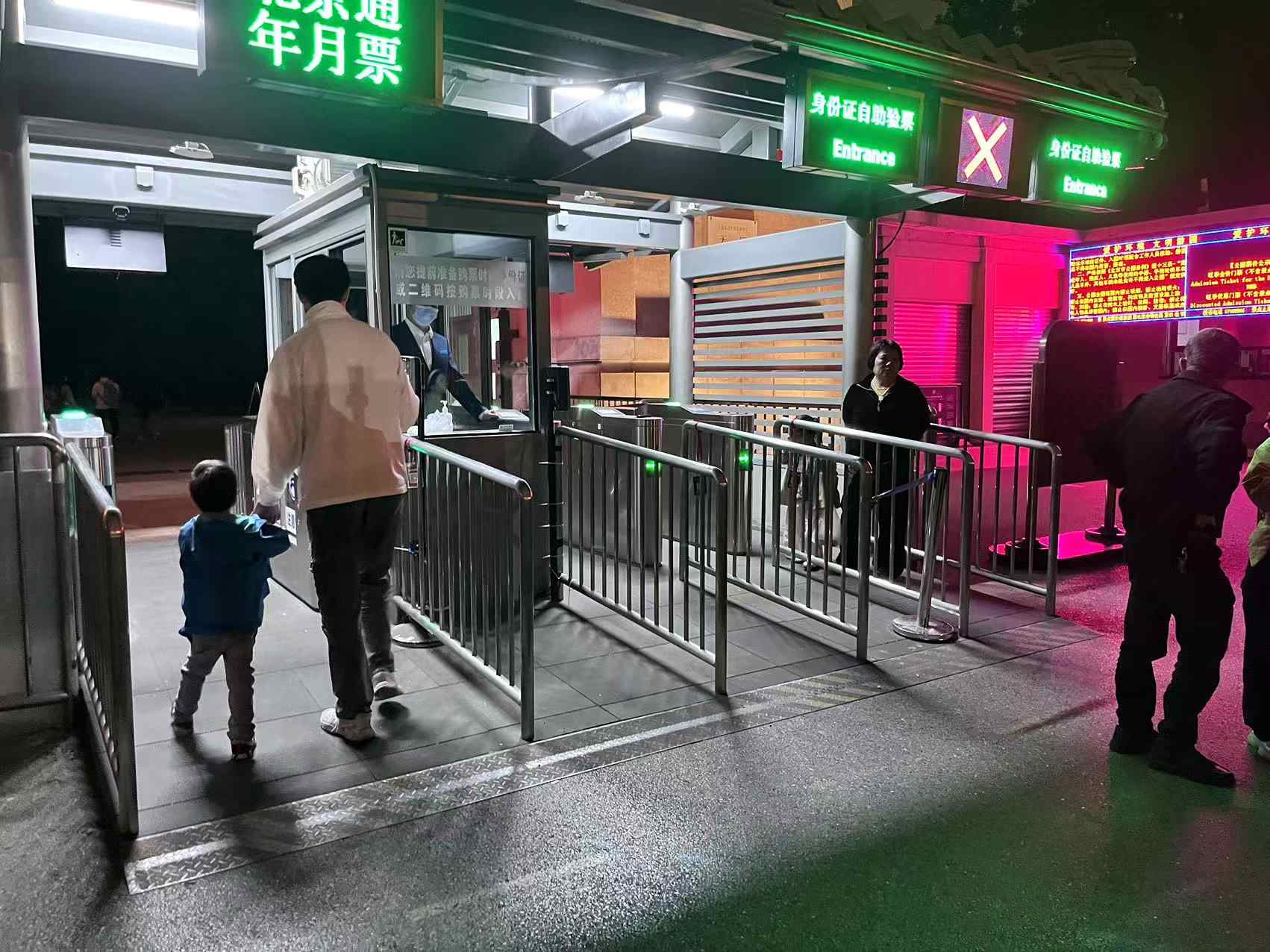 北京天壇公園延長開放時間，游客進入游覽。人民網(wǎng)記者 李楠樺攝