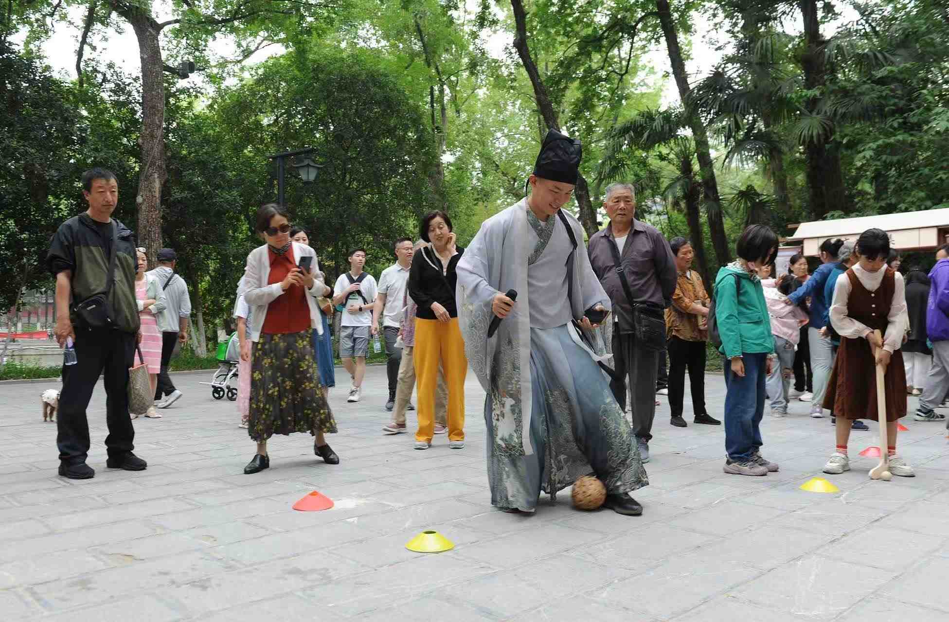 2025年5月3日，安徽省合肥市包公園景區(qū)，游客正在參與“蹴鞠”體育活動(dòng)。（圖片來源：視覺中國）