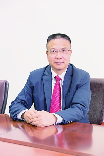 徐飛 教授、博士生導(dǎo)師。歷任上海交通大學(xué)副校長、西南交通大學(xué)校長、上海財經(jīng)大學(xué)常務(wù)副校長，現(xiàn)任福耀科技大學(xué)常務(wù)副校長。國務(wù)院政府特殊津貼專家。先后兼任中國鐵道學(xué)會副理事長，中國管理學(xué)會組織與戰(zhàn)略專業(yè)委員會副主任，教育部高等學(xué)校創(chuàng)新創(chuàng)業(yè)教育指導(dǎo)委員會副主任，中國高等教育學(xué)會創(chuàng)新創(chuàng)業(yè)教育分會理事長，中國高質(zhì)量MBA教育認證（CAMEA）工作委員會副主任，中國職業(yè)技術(shù)教育學(xué)會副會長等。主要研究領(lǐng)域為戰(zhàn)略管理、競爭戰(zhàn)略與博弈論、創(chuàng)新創(chuàng)業(yè)、跨文化戰(zhàn)略領(lǐng)導(dǎo)力等。出版著作20余部。