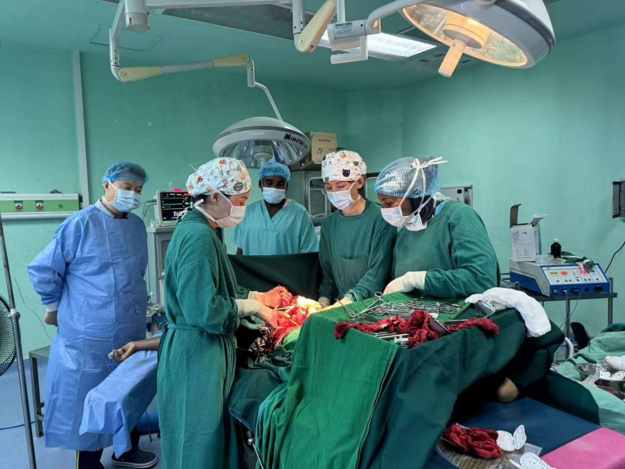 中國(guó)醫(yī)療隊(duì)專家與當(dāng)?shù)蒯t(yī)生協(xié)同手術(shù)。中國(guó)援桑醫(yī)療隊(duì)供圖