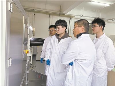 圖為安工大材料科學與工程學院碩士研究生余威（右一）在實驗室開展研究。安工大供圖