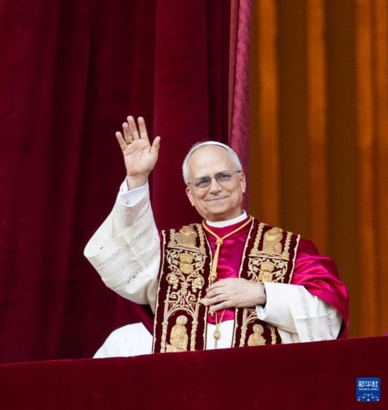 5月8日，在梵蒂岡城，來自美國的樞機(jī)主教羅伯特·普雷沃斯特當(dāng)選新一任天主教羅馬教皇后向民眾致意。新華社記者 李京 攝