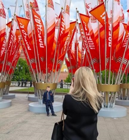 當(dāng)?shù)貢r間5月7日下午，莫斯科紅場外，紀(jì)念蘇聯(lián)偉大衛(wèi)國戰(zhàn)爭勝利80周年慶典旗幟飄揚(yáng)。