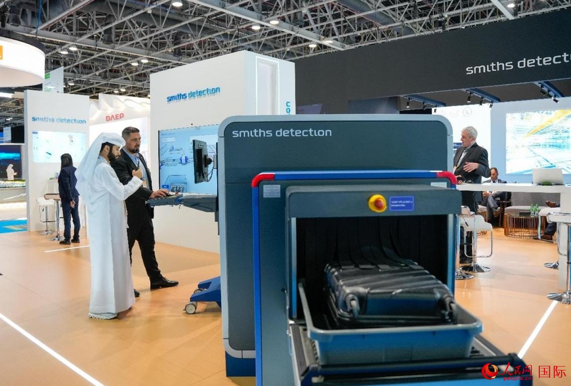 參展商體驗(yàn)安檢設(shè)施。人民網(wǎng)塔里克·易卜拉欣攝