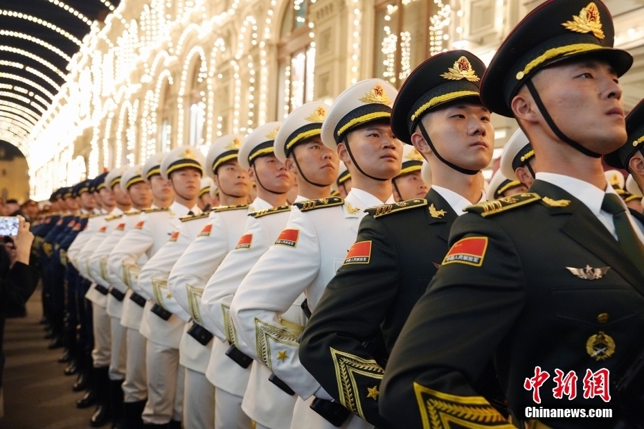 當(dāng)?shù)貢r間5月3日晚，俄羅斯首都莫斯科，俄羅斯紀(jì)念衛(wèi)國戰(zhàn)爭勝利80周年閱兵式第二次彩排，中國人民解放軍儀仗司禮大隊震撼亮相，受到華僑華人、留學(xué)生和當(dāng)?shù)孛癖姛崃覛g迎。中新社記者 田冰 攝