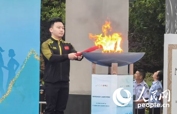 在活動(dòng)開幕式上，馮喆點(diǎn)燃火炬。人民網(wǎng)記者 楊磊攝