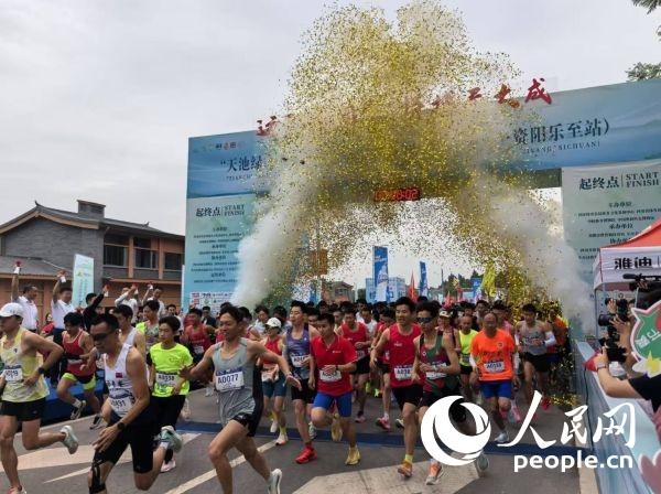 全民健身跑參賽選手沖出起點(diǎn)。人民網(wǎng)記者 楊磊攝