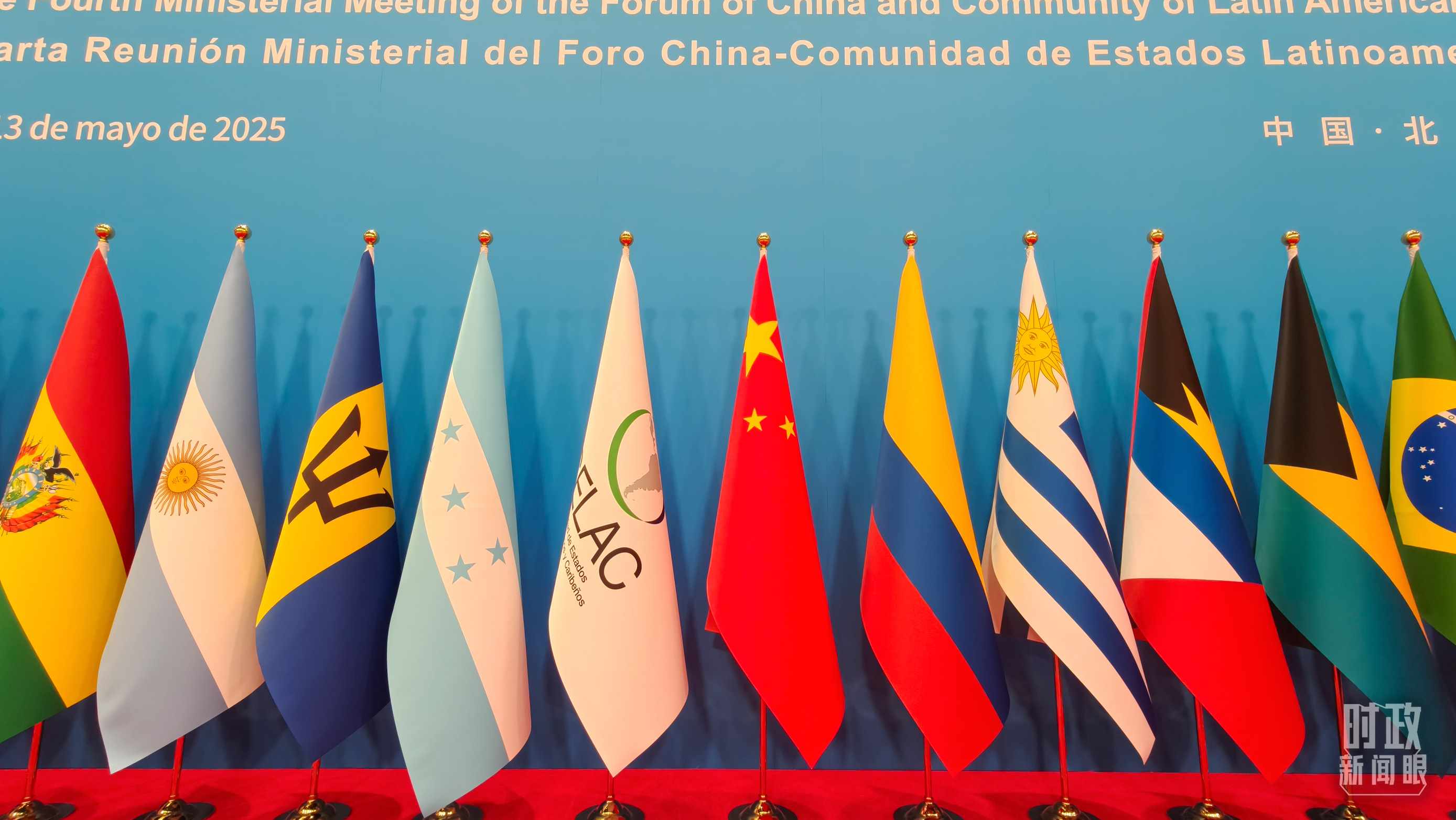 開幕式現(xiàn)場的旗陣。（總臺央視記者陸泓宇拍攝）