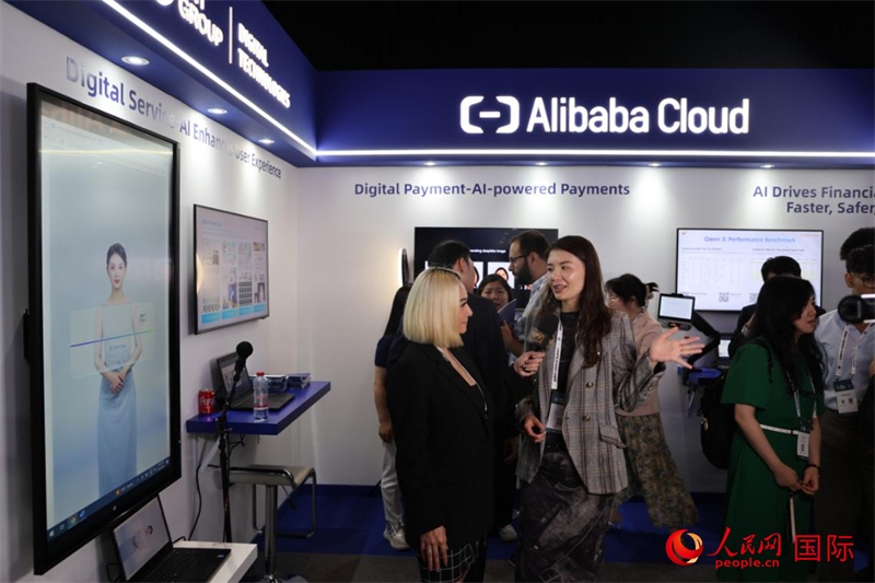 當(dāng)?shù)孛襟w在2025迪拜金融科技峰會(huì)的一家中資企業(yè)展廳采訪(fǎng)，張志文攝