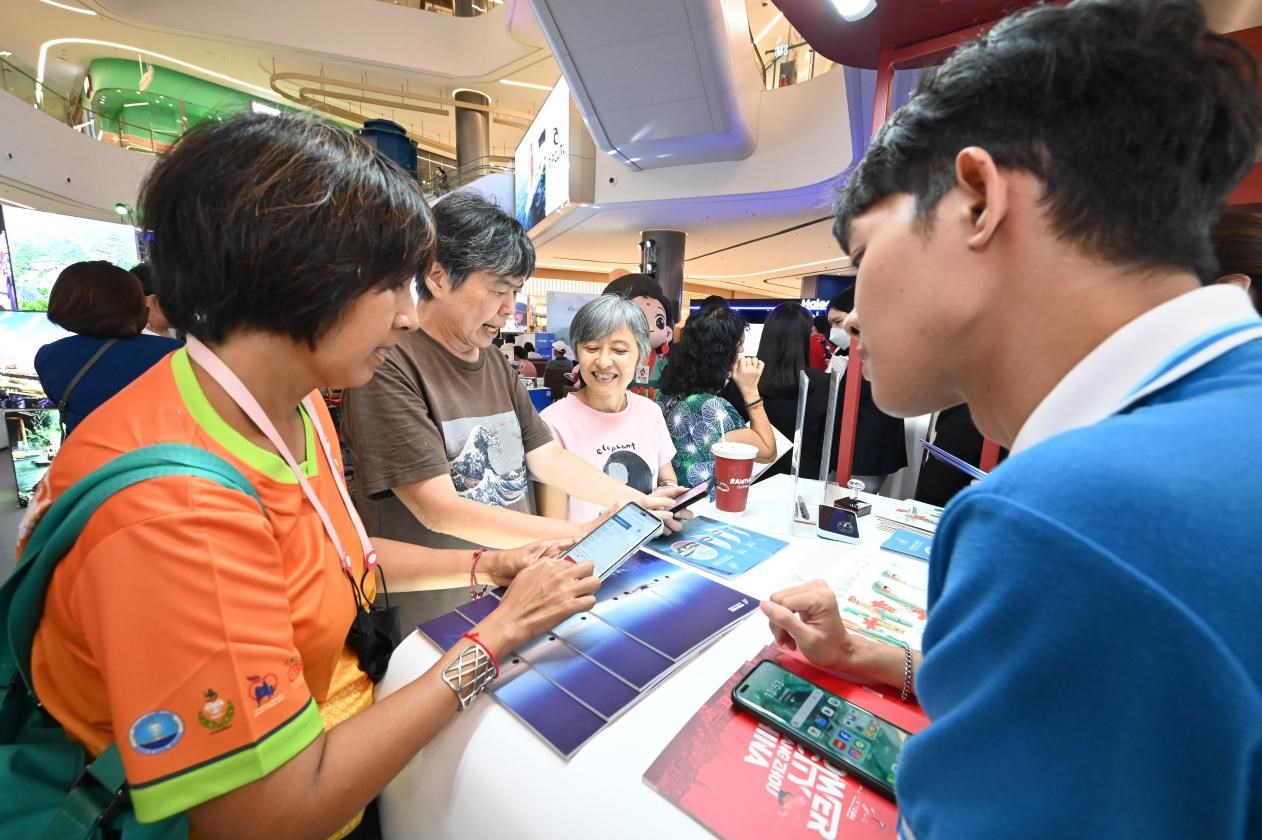 游客在航空公司展臺前了解機票優(yōu)惠活動。主辦方供圖