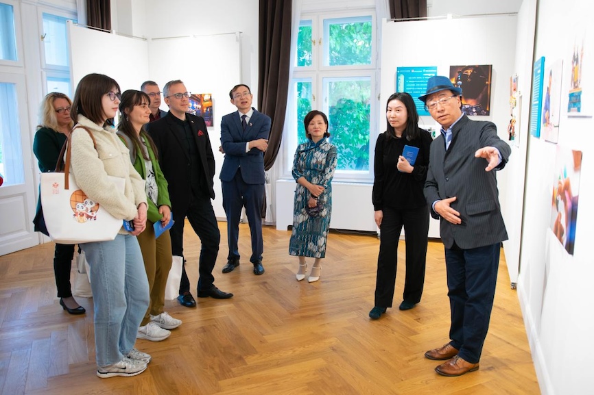 藝術(shù)家李守白現(xiàn)場導(dǎo)覽。圖片由布達(dá)佩斯中國文化中心供圖