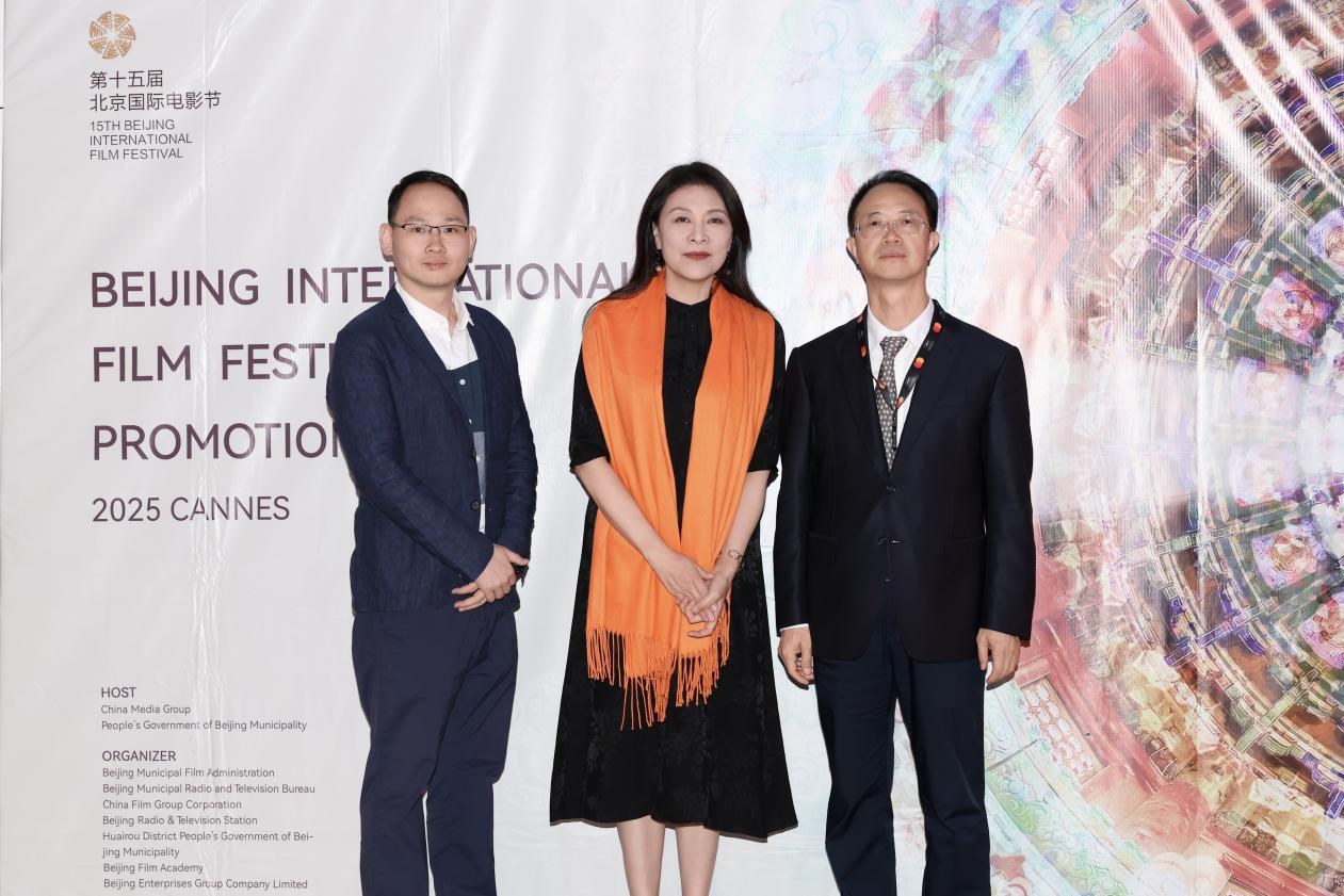 余俊生（右一）與《走走停?！穼?dǎo)演龍飛（左一）、演員岳紅（左二）合影。主辦方供圖