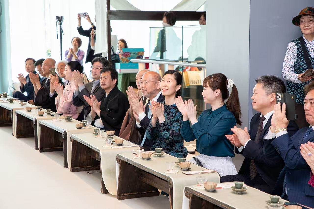 中日兩國(guó)文旅界、各茶道流派嘉賓出席開(kāi)幕式。中國(guó)駐大阪旅游辦事處供圖