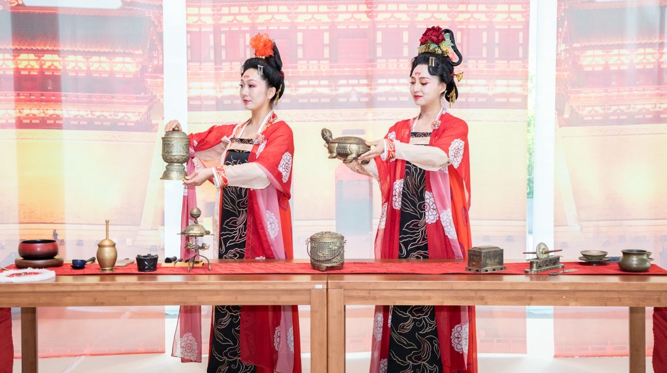 法門寺地宮出土文物一比一復(fù)刻的宮廷茶器。中國(guó)駐大阪旅游辦事處供圖