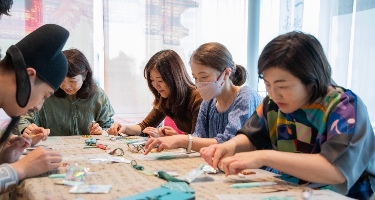 客人體驗(yàn)制作綠松石銅牌。中國(guó)駐大阪旅游辦事處供圖