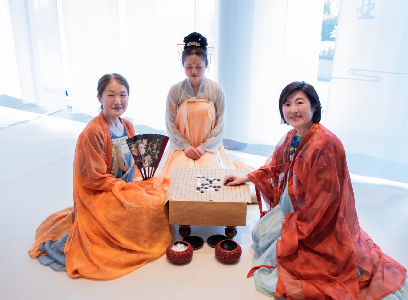 日本客人體驗(yàn)漢服。中國(guó)駐大阪旅游辦事處供圖