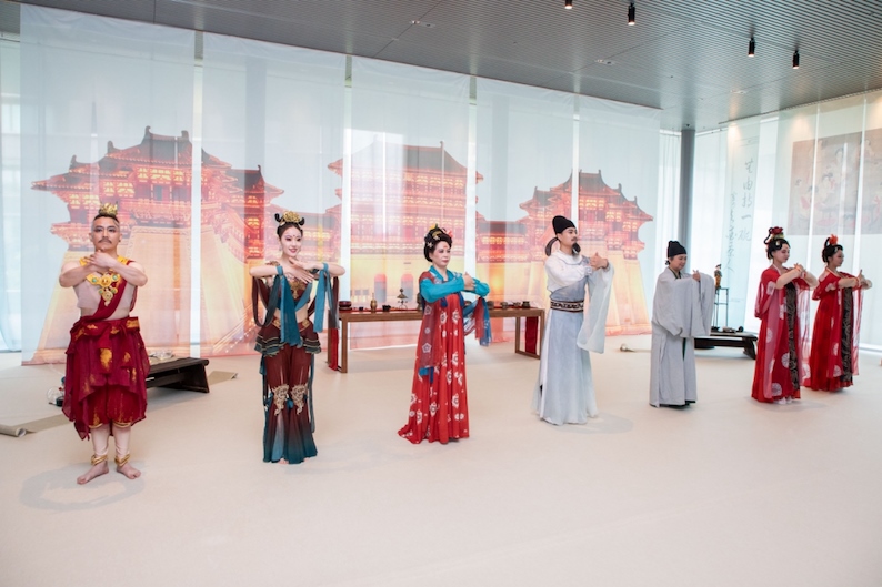 眾人行唐代插手禮。中國(guó)駐大阪旅游辦事處供圖