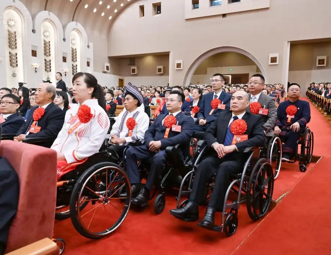 2025年5月16日，第七次全國自強模范暨助殘先進(jìn)表彰大會在北京召開。大會表彰了200名“全國自強模范”、200個“全國殘疾人工作先進(jìn)集體”和60名“全國殘疾人工作先進(jìn)個人”。