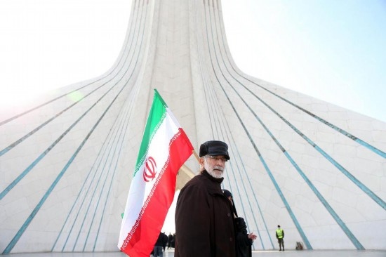 2月10日，在伊朗首都德黑蘭阿扎迪廣場，民眾參加紀念伊朗伊斯蘭革命勝利46周年集會。新華社記者沙達提攝