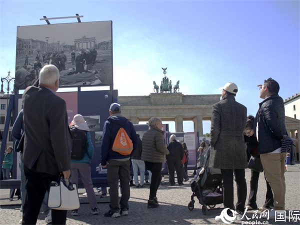 圖為勃蘭登堡門前，市民們在參觀歷史圖片展。人民網(wǎng) 肖晶攝