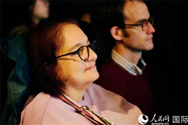 英國(guó)觀眾觀看巡展影片。楊浩鵬攝