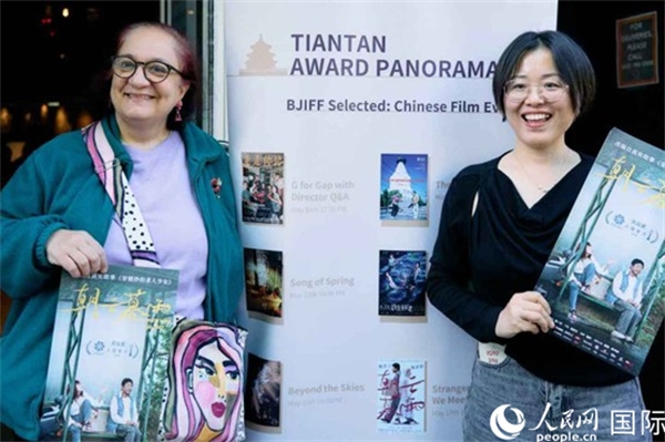 《朝云暮雨》放映前，觀眾前同主辦方互動(dòng)。楊浩鵬攝