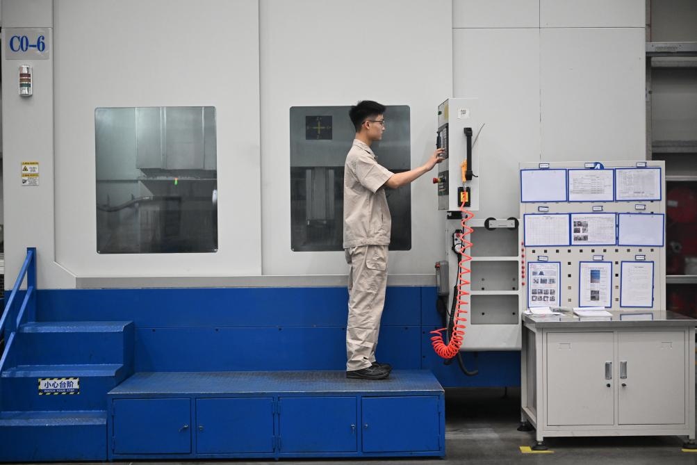 近日，工人在洛陽軸承集團股份有限公司的智能生產(chǎn)線上作業(yè)。新華社記者 李嘉南 攝