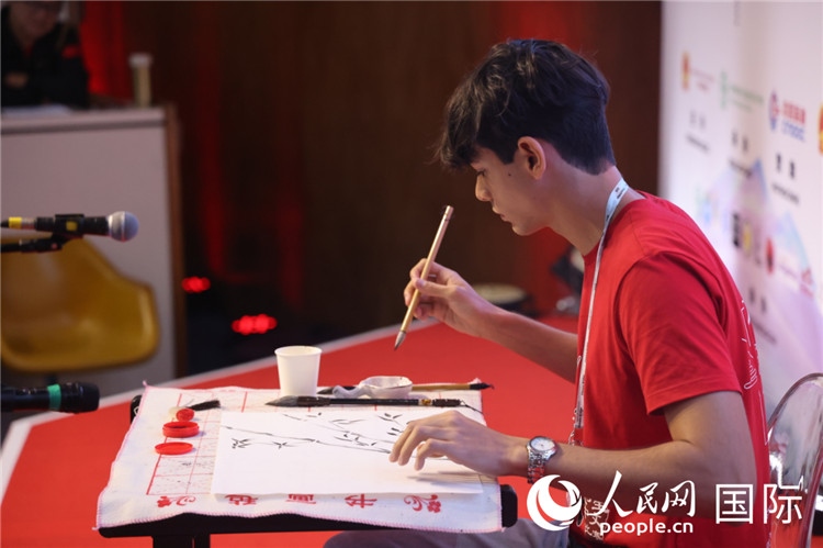 2025年“漢語橋”巴西賽區(qū)決賽的“才藝展示”環(huán)節(jié)，一名參賽者正在繪畫。人民網(wǎng)記者 時元皓攝