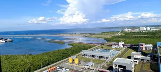 這是5月18日拍攝的紅樹林環(huán)繞的爪哇7號燃煤電站。記者 曹凱 攝