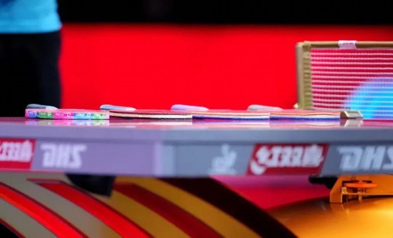 王楚欽的球拍為最右側(cè)那支。