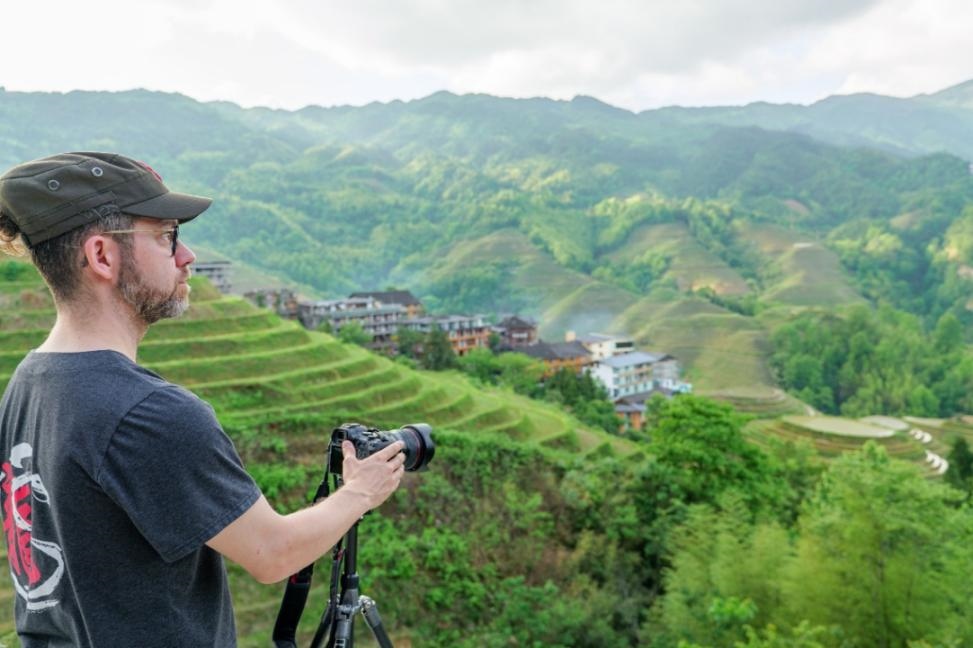 2025年年5月9日，廣西桂林，外國游客游覽龍脊梯田，在美景前駐足拍照。（圖片來源：視覺中國）