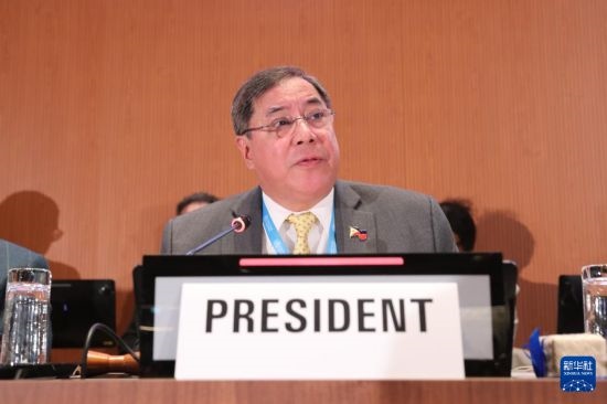 5月20日，在瑞士日內(nèi)瓦，第78屆世界衛(wèi)生大會主席赫爾博薩宣布審議通過“大流行協(xié)定”。新華社記者 杜哲宇 攝