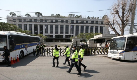 4月3日，在韓國首爾，警察在韓國憲法法院前執(zhí)勤。新華社記者姚琪琳攝