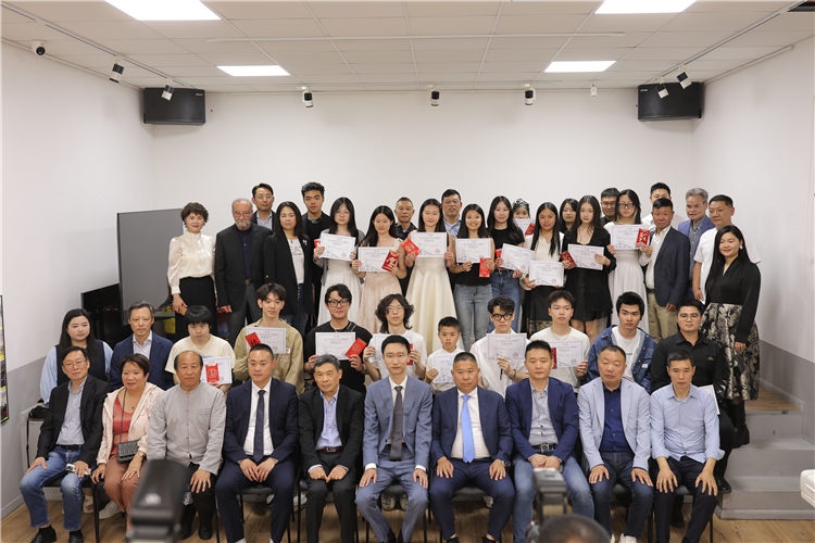 獲獎?wù)吲c主辦方合影。主辦方供圖