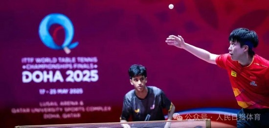 5月17日，王楚欽在比賽中發(fā)球。