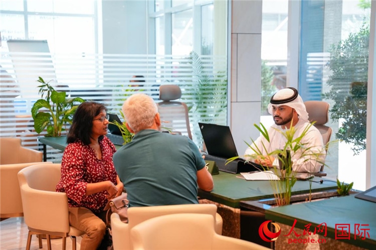 在阿治曼自由區(qū)一站式服務(wù)中心內(nèi)，工作人員為客商辦理業(yè)務(wù)。人民網(wǎng) 塔里克·易卜拉欣攝