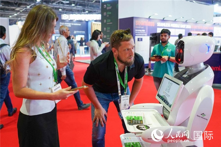 會上展示的電子支付機器人。人民網(wǎng) 塔里克·易卜拉欣攝