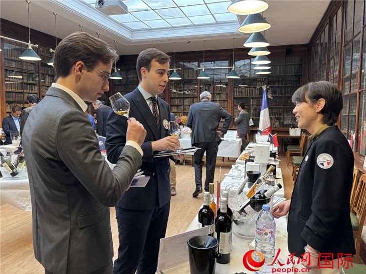 法國嘉賓與參展云南企業(yè)代表交流。人民網(wǎng)記者 于超凡攝