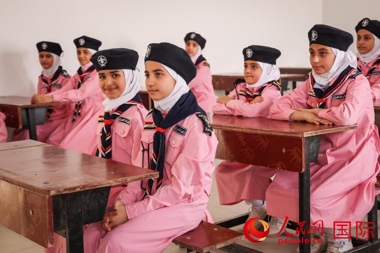 阿爾穆塔?阿里卡特國際學(xué)校的學(xué)生在教室內(nèi)上課。人民網(wǎng)記者 薛丹攝