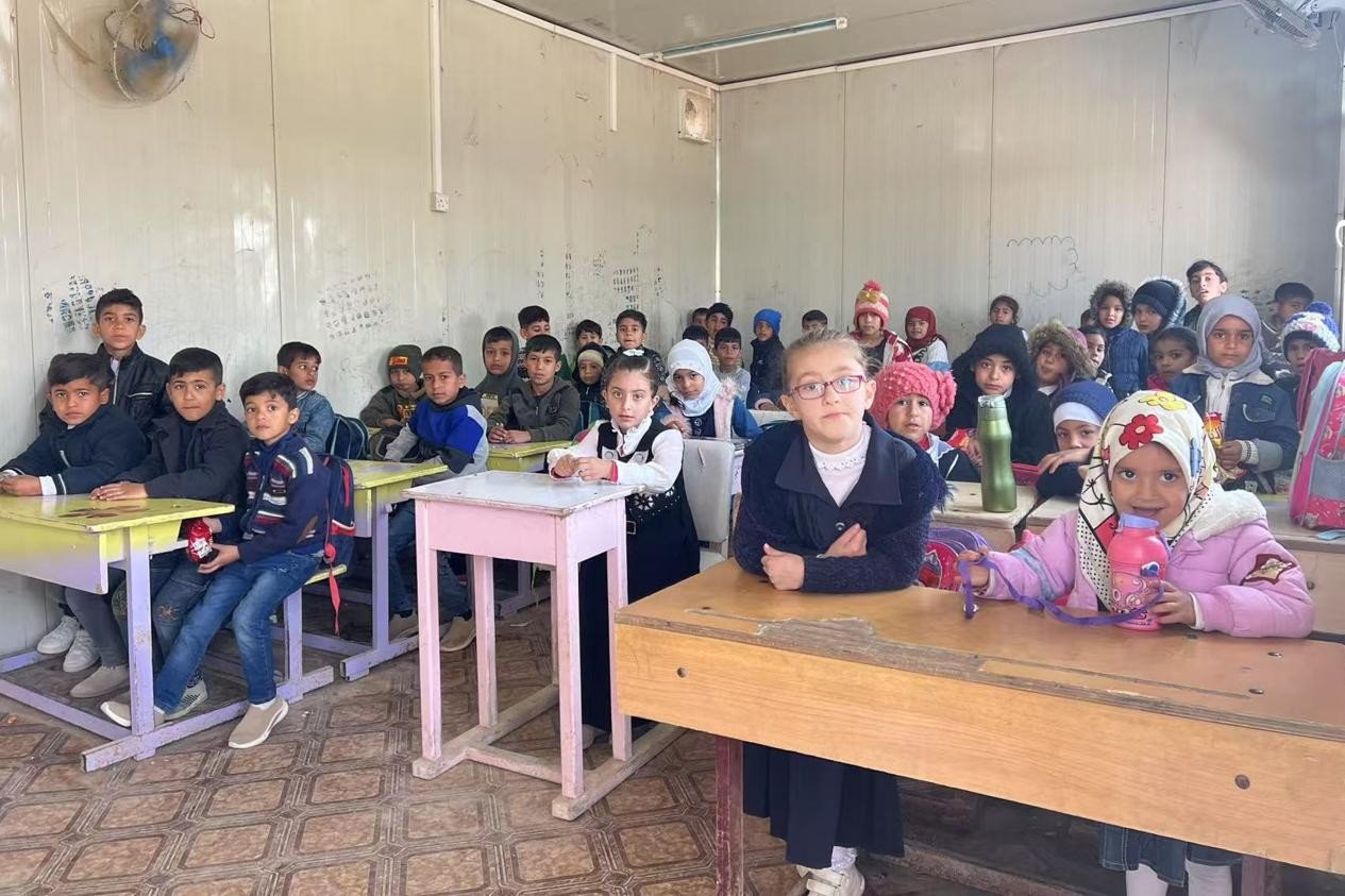 伊拉克卡爾巴拉省學(xué)生在簡易板房內(nèi)上課。中國電建供圖