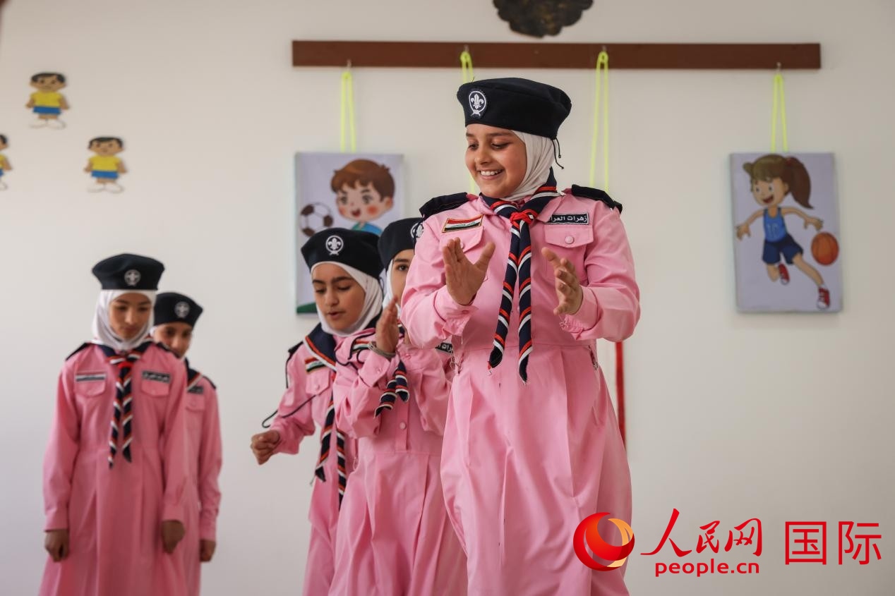 阿爾穆塔?阿里卡特國際學(xué)校的學(xué)生在展示課間活動。人民網(wǎng)記者 薛丹攝