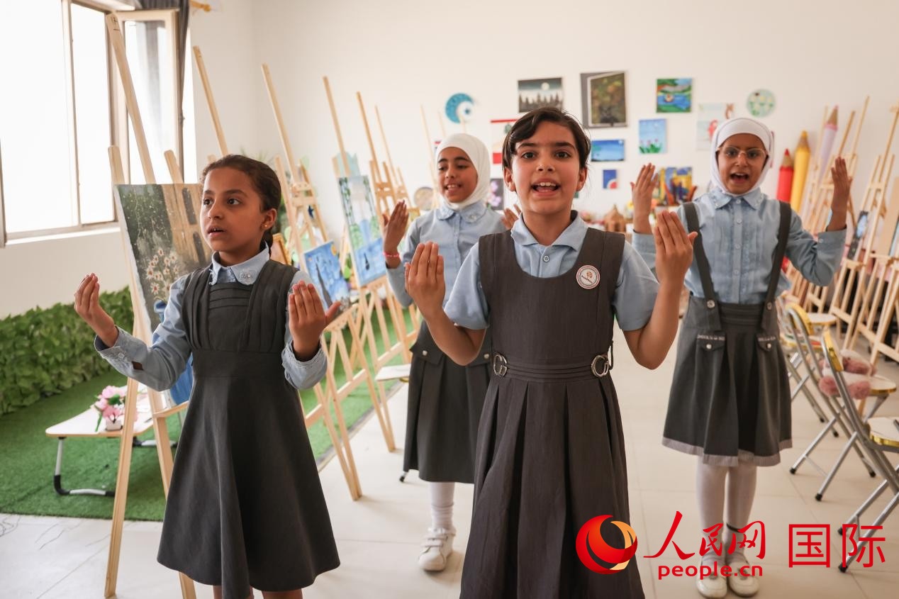 阿爾穆塔?阿里卡特國際學(xué)校的學(xué)生表演舞蹈。人民網(wǎng)記者 薛丹攝