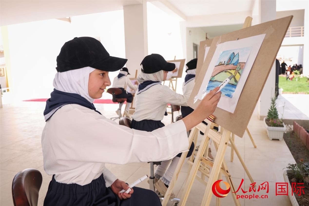 圖為阿爾·圖拉女子學校學生在上美術課。人民網(wǎng)記者 薛丹攝