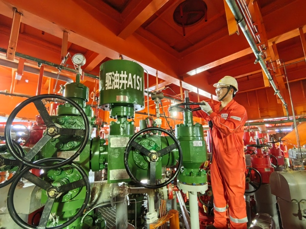 生產(chǎn)人員正在打開二氧化碳驅(qū)油井采油樹閥門。受訪者供圖