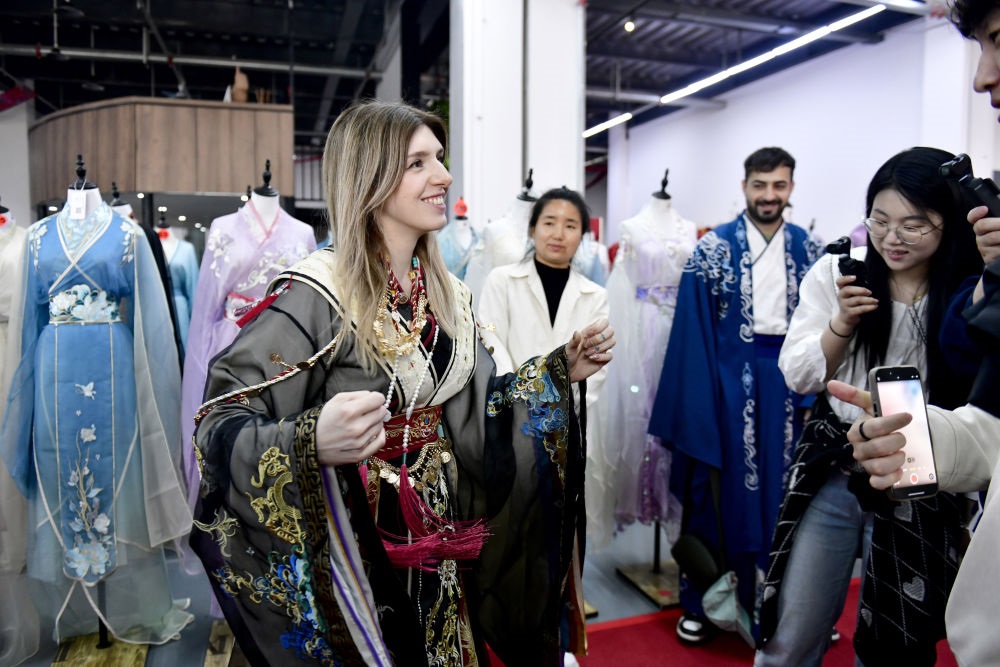 2025年4月8日，參加曹縣漢服文化節(jié)的意大利嘉賓卡米拉在試穿漢服。新華社記者郭緒雷 攝