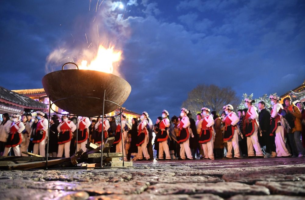 2025年1月11日，游客和居民在麗江古城打跳游玩。（趙慶祖攝）