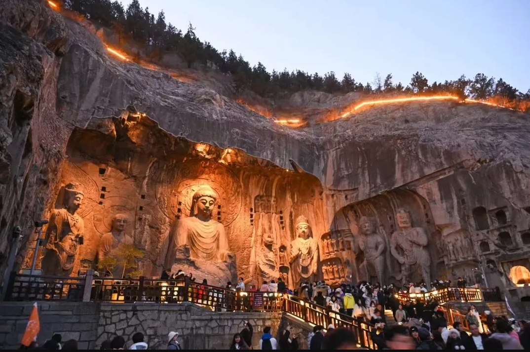 游客在龍門石窟參觀游覽。